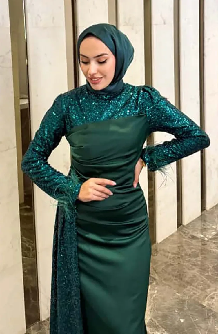 فستان سهرة ساتان أخضر لامع بدرابيه وذيل - صورة 4