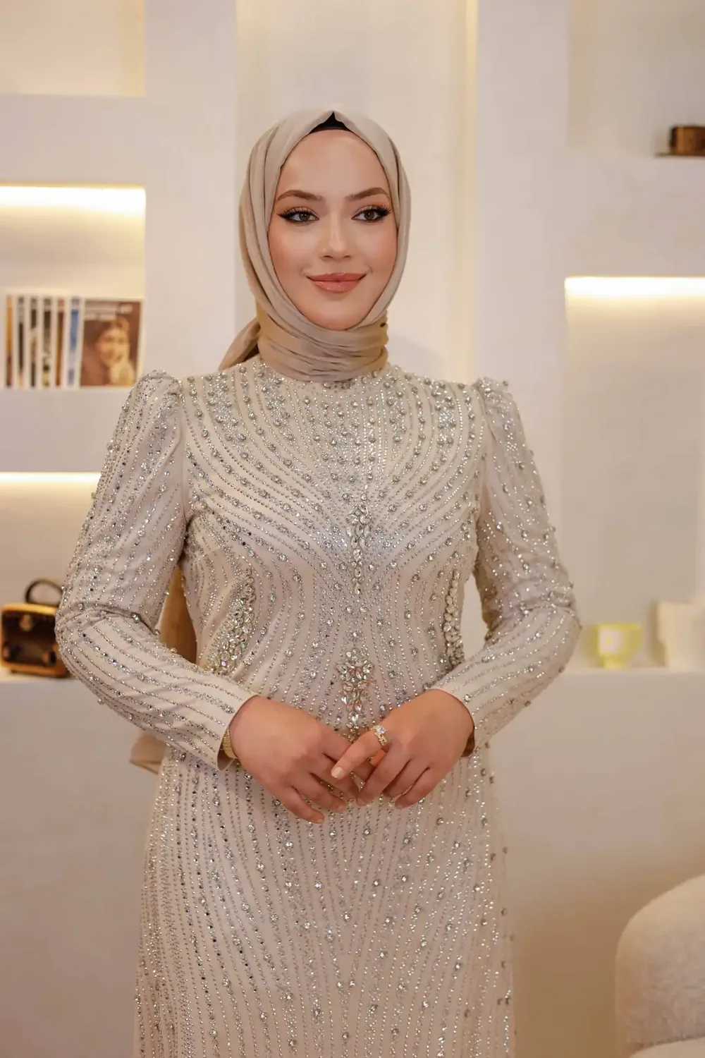 فستان سهرة بيج بتطريز أحجار كثيف ومقاسات كبيرة
