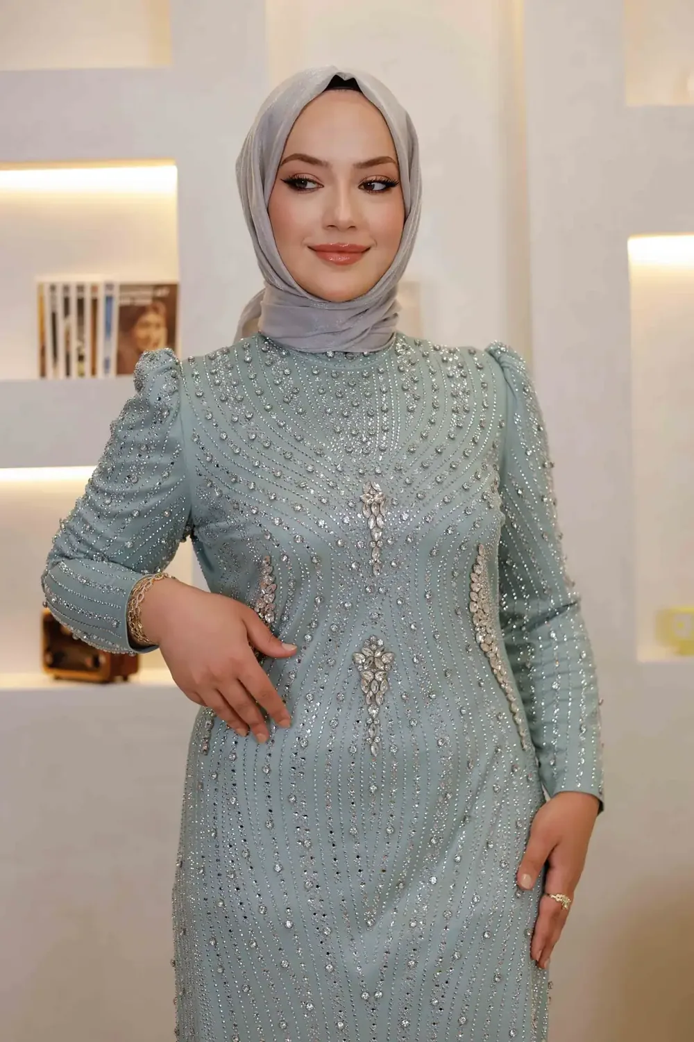 فستان سهرة بيج بتطريز أحجار كثيف ومقاسات كبيرة - صورة 3