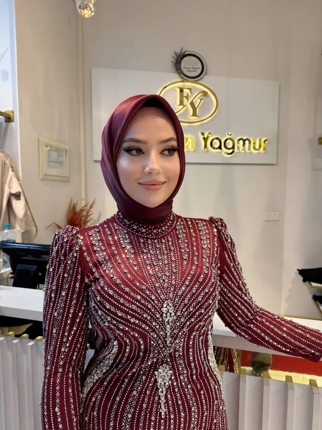 فستان سهرة بيج بتطريز أحجار كثيف ومقاسات كبيرة - صورة 4