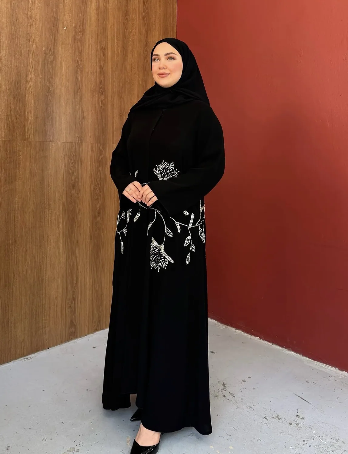 عباءة حرير سوداء بتطريز أغصان بيضاء على الذيل