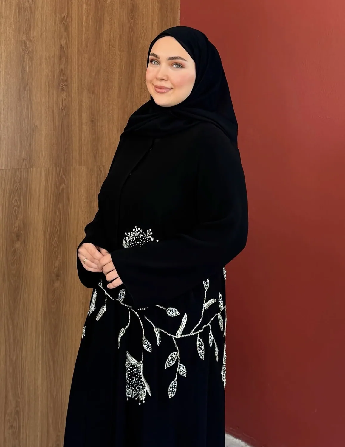 عباءة حرير سوداء بتطريز أغصان بيضاء على الذيل - صورة 2