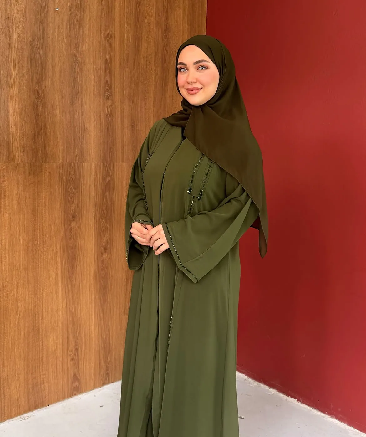 عباءة سهرة زيتية بقصة دبي مع شال هدية - صورة 2