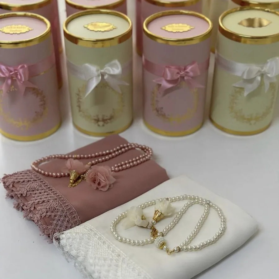 طرحة صلاة مخرمة في علبة أسطوانية مع سبحة