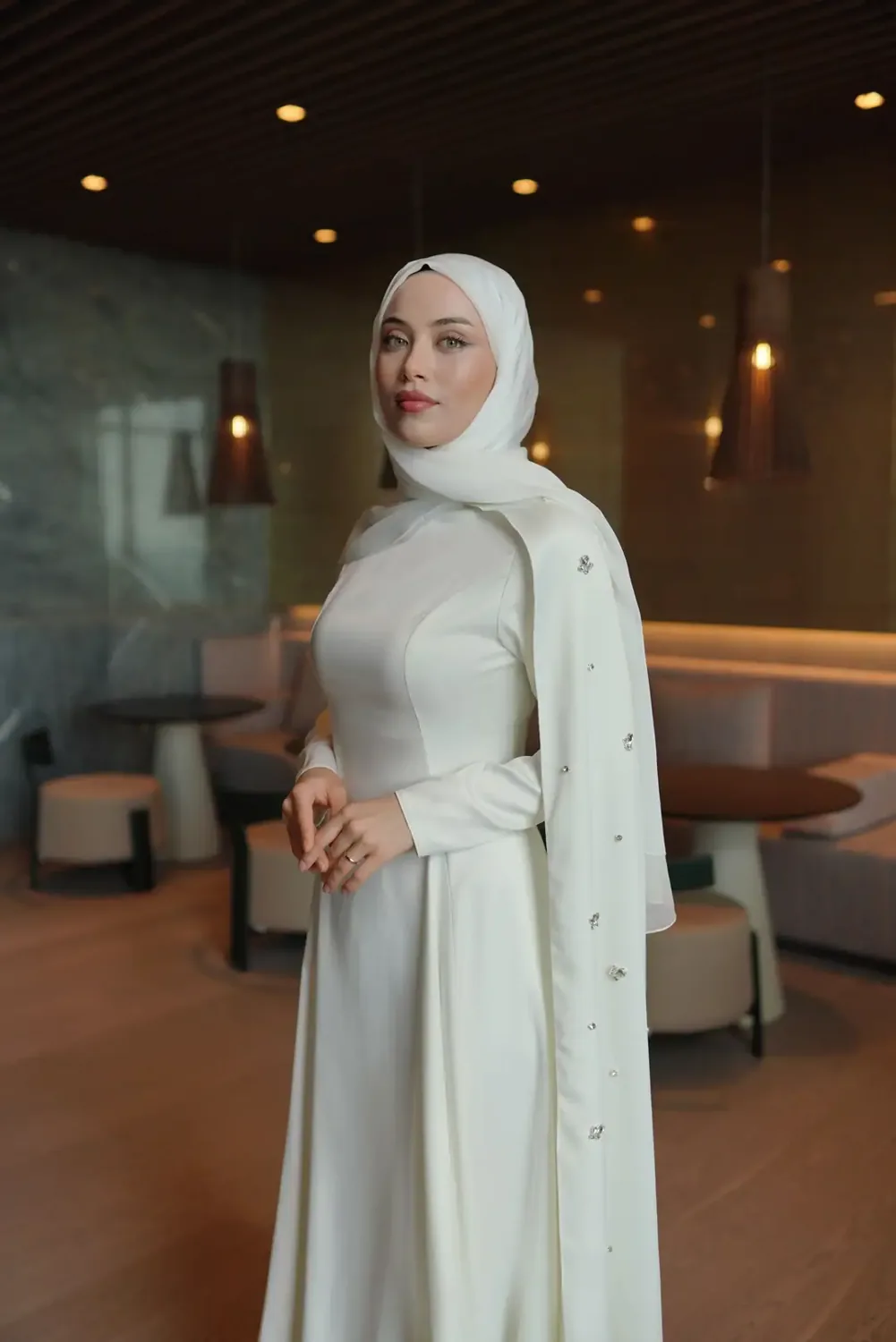 فستان ملكة أبيض للمحجبات بطرحة جانبية طويلة من الكتف - صورة 3