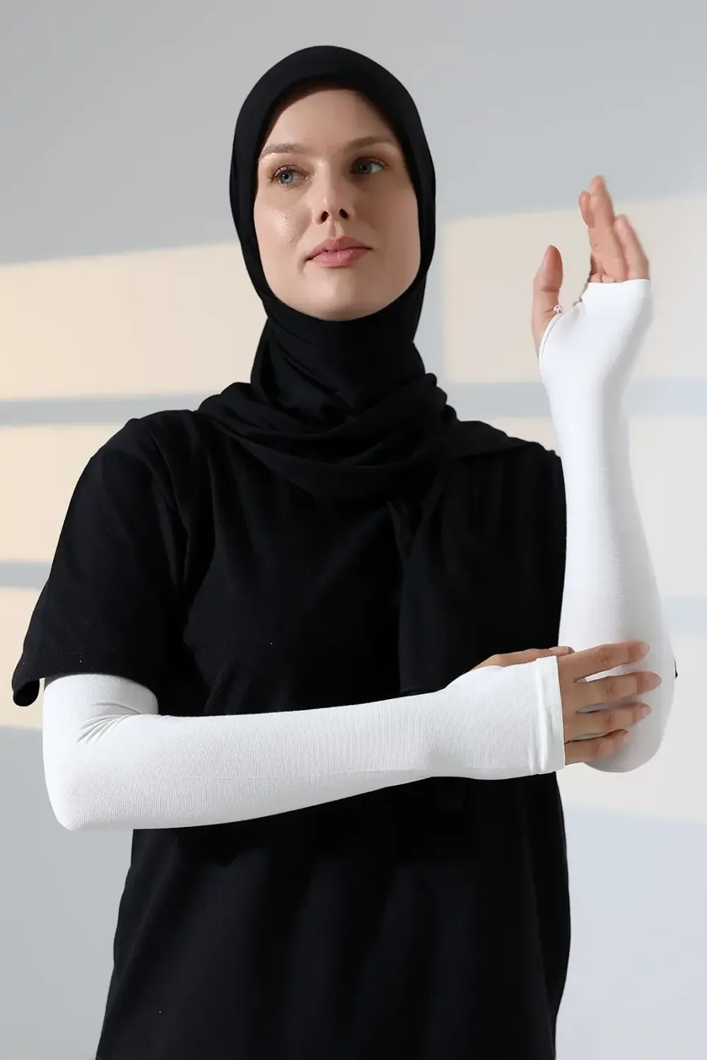 كمّ بفتحة للإبهام يصل إلى راحة اليد بلون كريمي