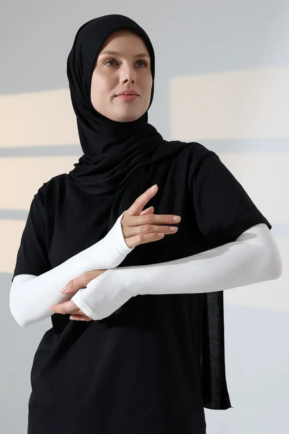 كمّ بفتحة للإبهام يصل إلى راحة اليد بلون كريمي - صورة 2