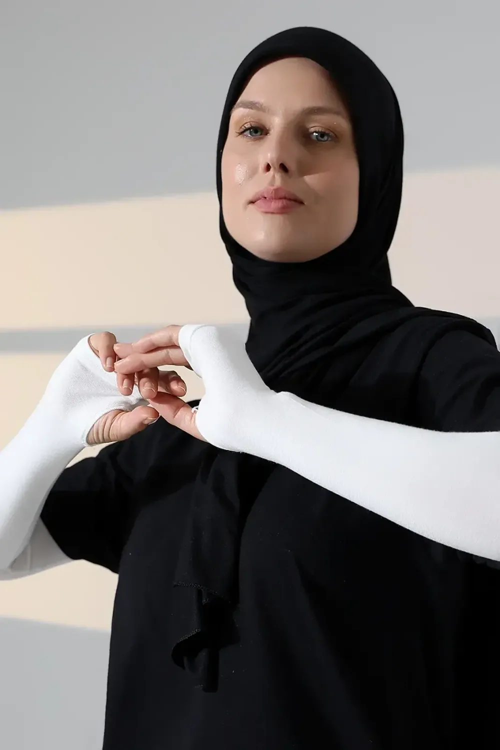 كمّ بفتحة للإبهام يصل إلى راحة اليد بلون كريمي - صورة 3