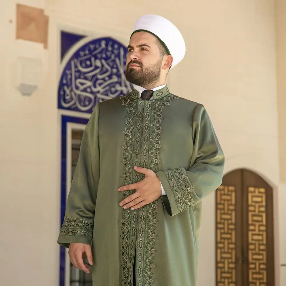 جبة إمام خضراء بتطريز كثيف