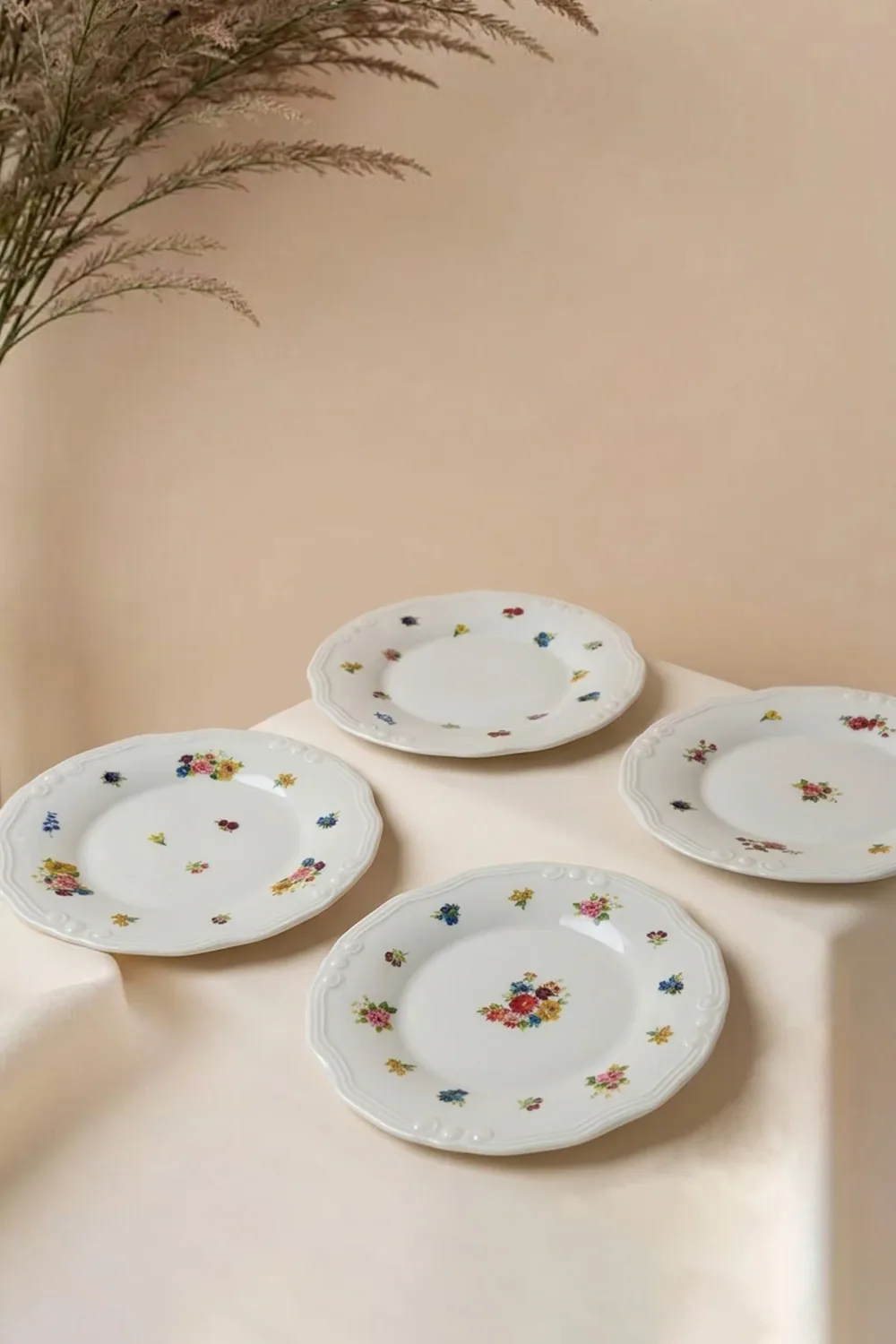 طقم 4 أطباق كيك بورسلان 19 سم بزهور صغيرة - صورة 4