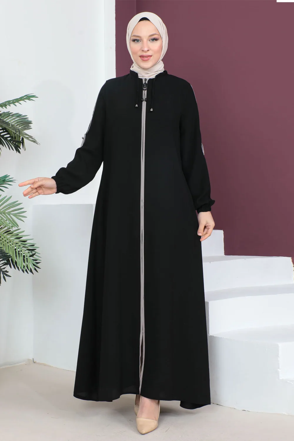 فرجية سوداء بسحاب كامل وأكمام بأزرار