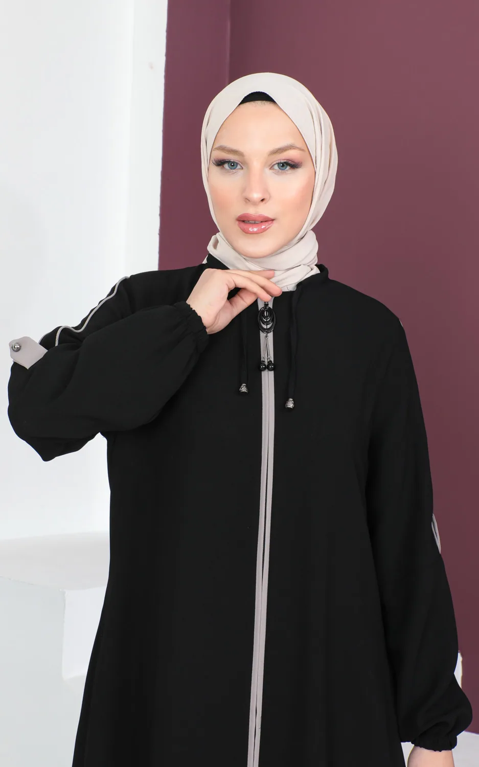 فرجية سوداء بسحاب كامل وأكمام بأزرار - صورة 2