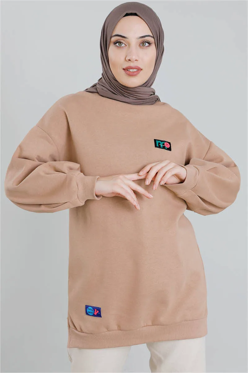 سويت شيرت واسع بياقة دائرية بلون جملي