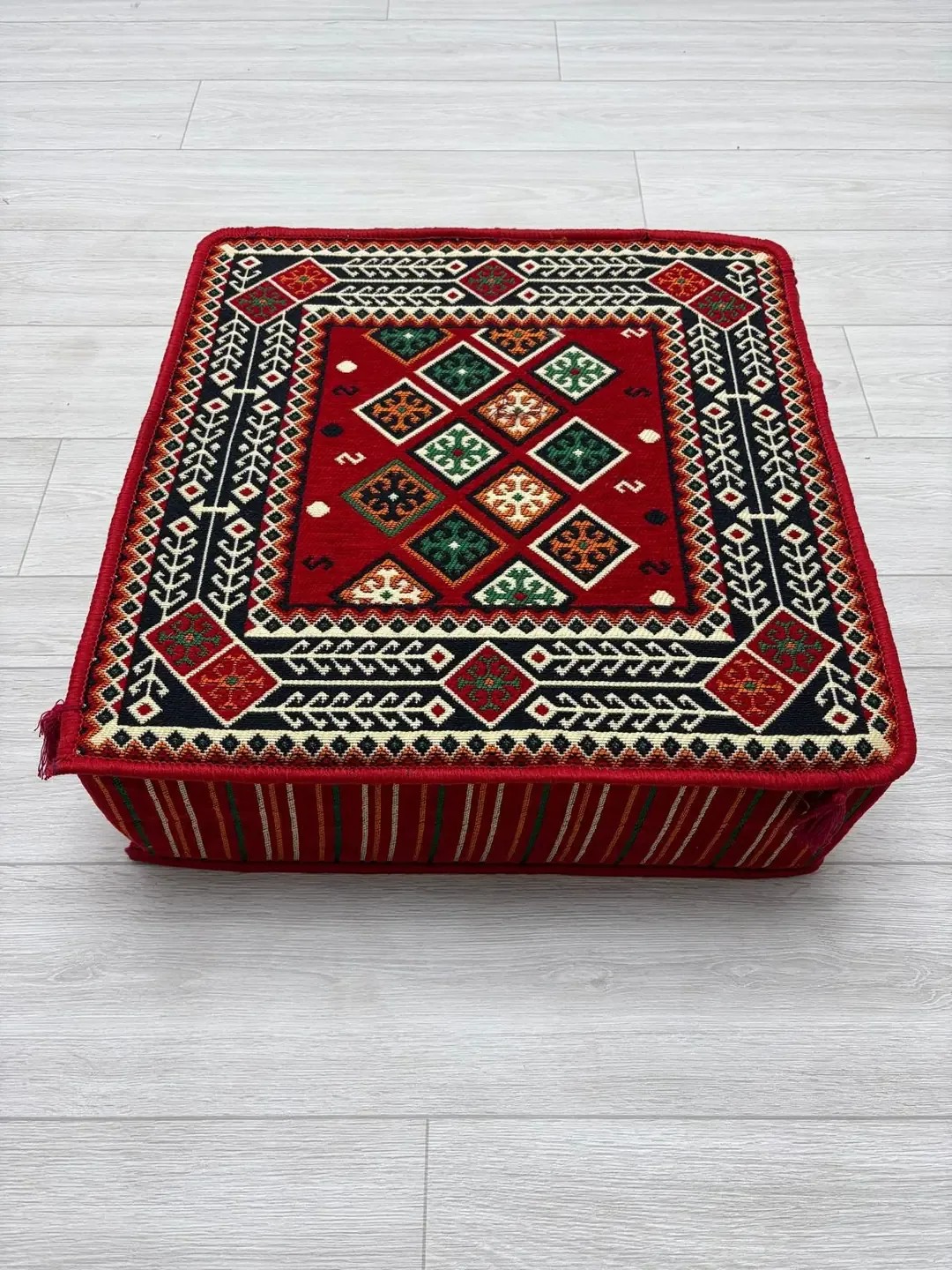 بوف أرضي مربع بنقشة تشيلي حمراء 60×60 سم