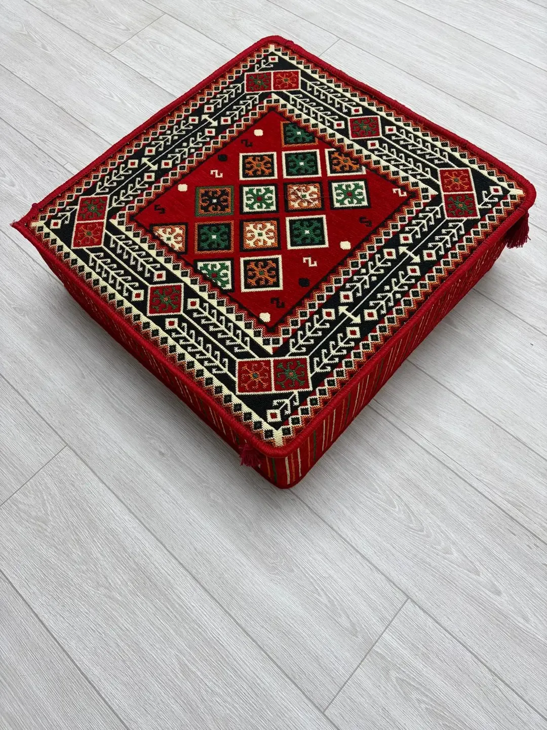 بوف أرضي مربع بنقشة تشيلي حمراء 60×60 سم - صورة 3