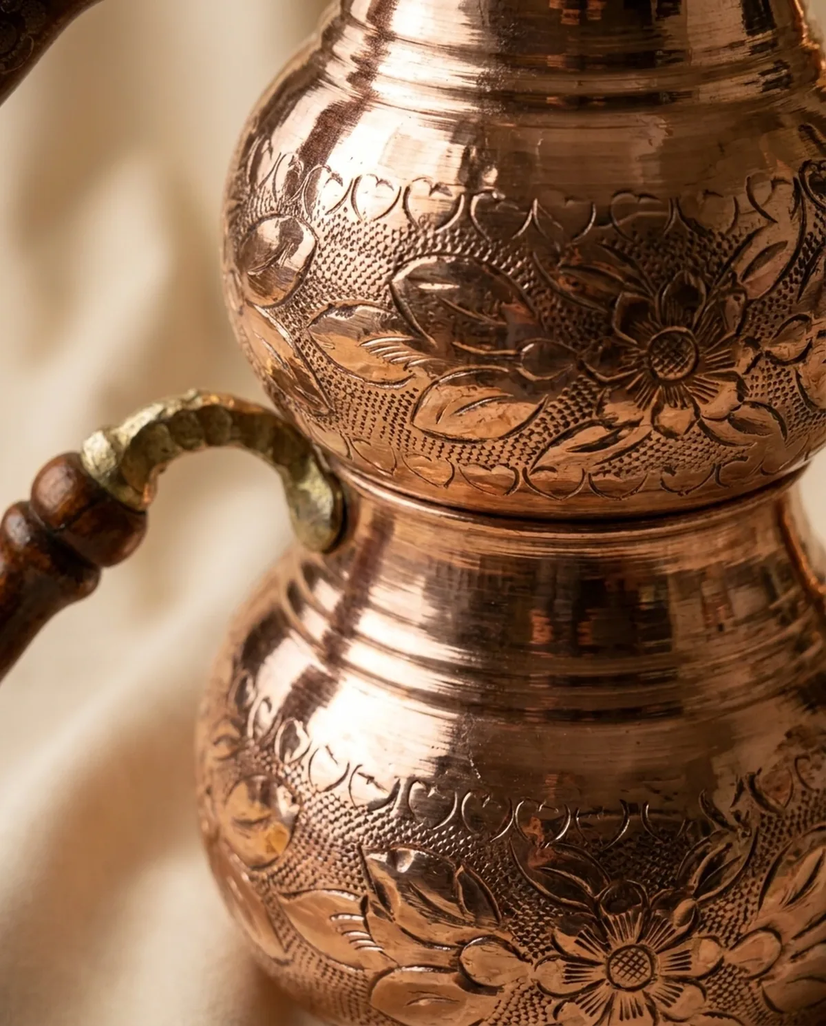 إبريق شاي نحاسي بنقش زهور بارزة سعة 3 لترات - صورة 4
