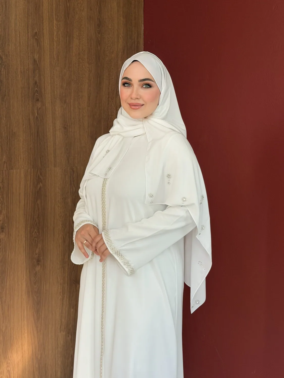 عباءة بيضاء مرصعة بالأحجار بسحاب أمامي