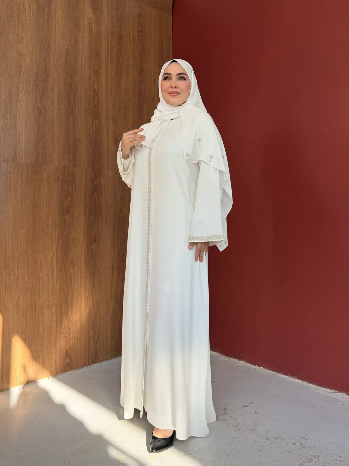 عباءة بيضاء مرصعة بالأحجار بسحاب أمامي - صورة 2
