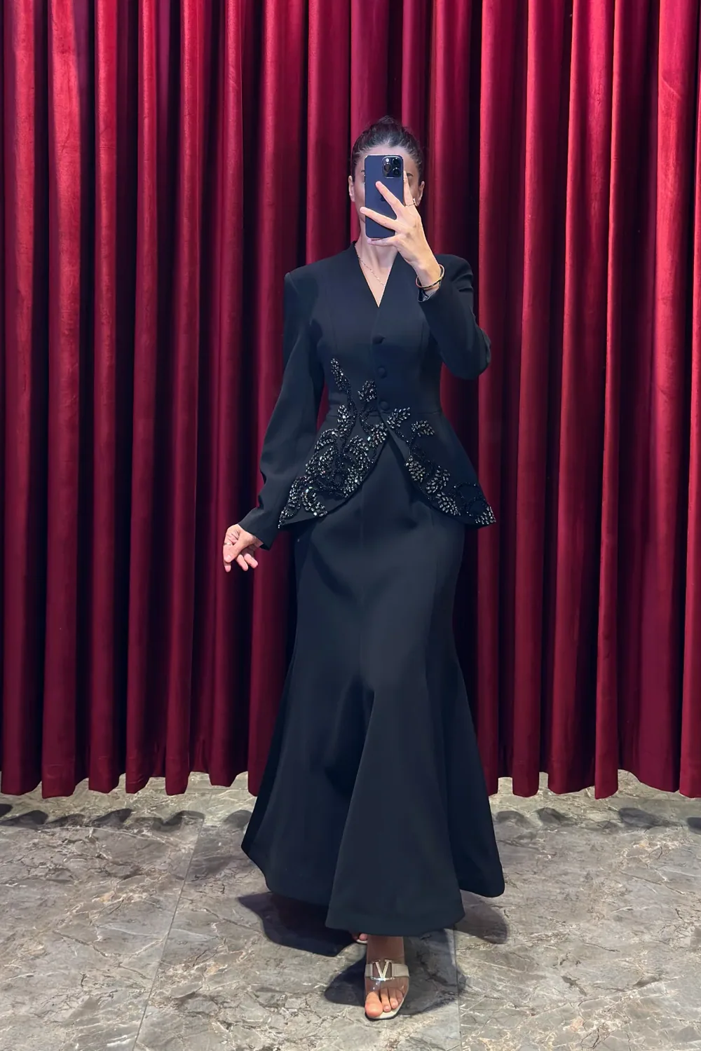 طقم سهرة أسود بواجهة مرصعة بالكريستال