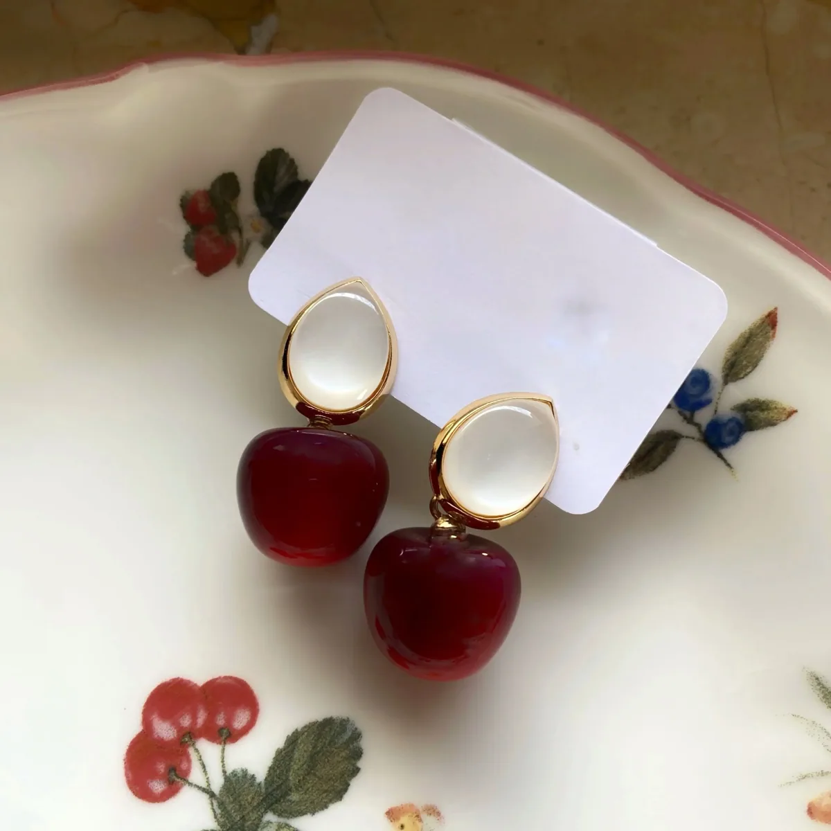 أقراط أكريليك بشكل كرز - صورة 2