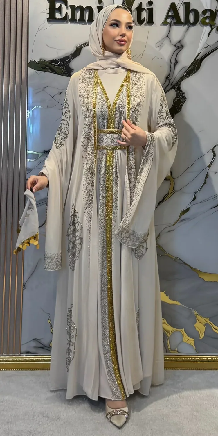 طقم سهرة كريمي بتطريز ذهبي لامع 4 قطع
