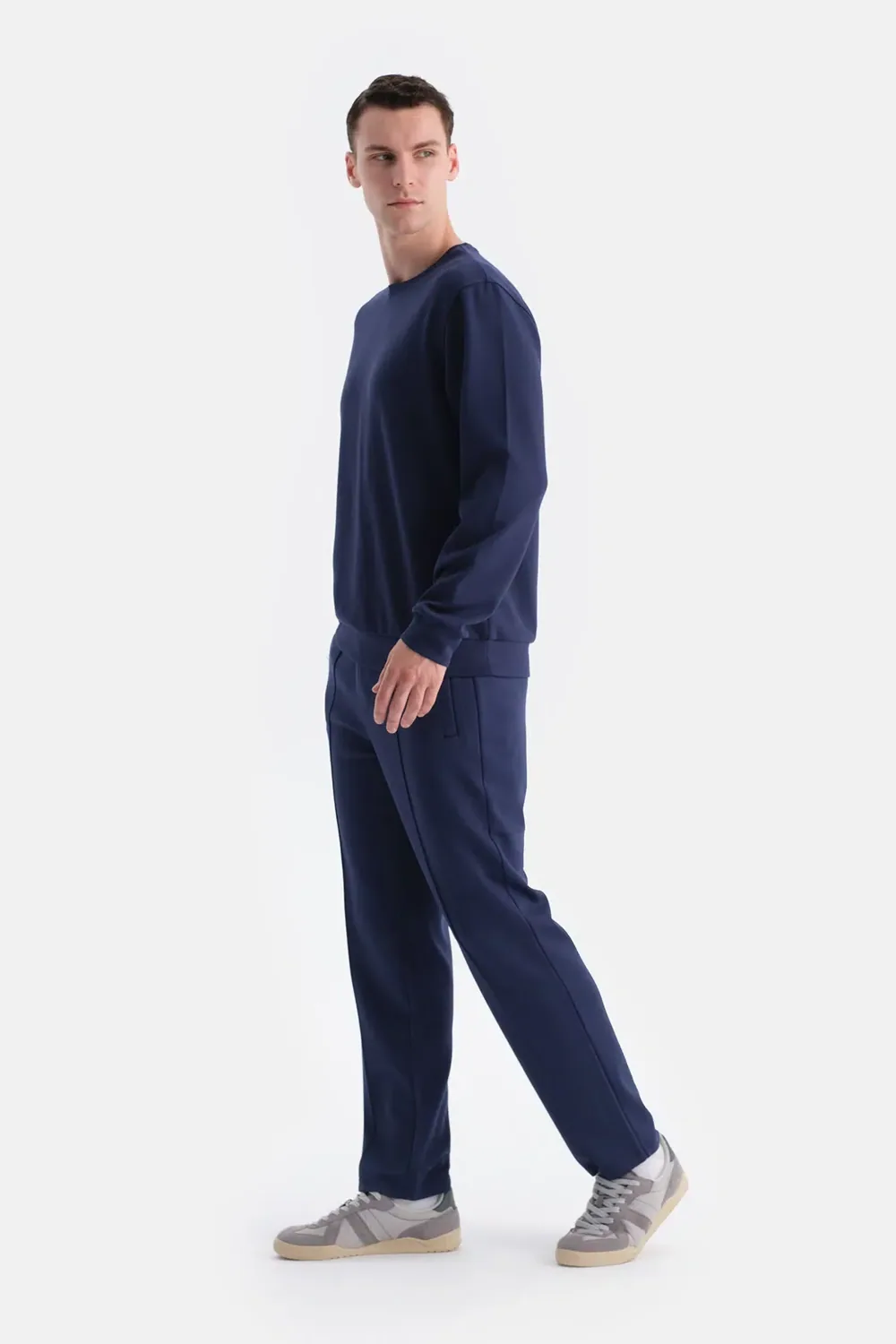 سويت شيرت رجالي كحلي من قماش سكوبا برقبة دائرية - صورة 3