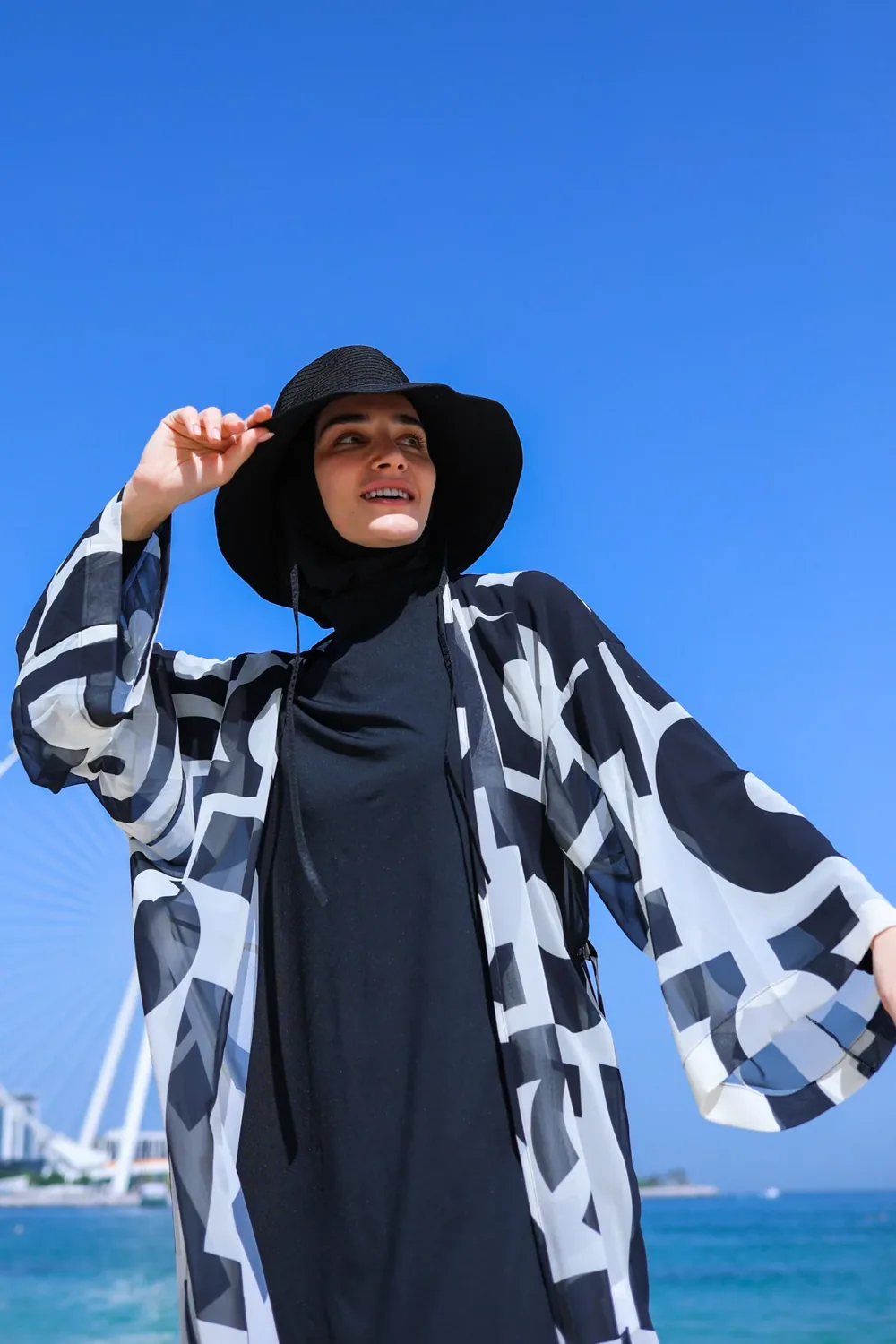 كيمونو قفطان للشاطئ بنقشة هندسية بلون أسود - صورة 4