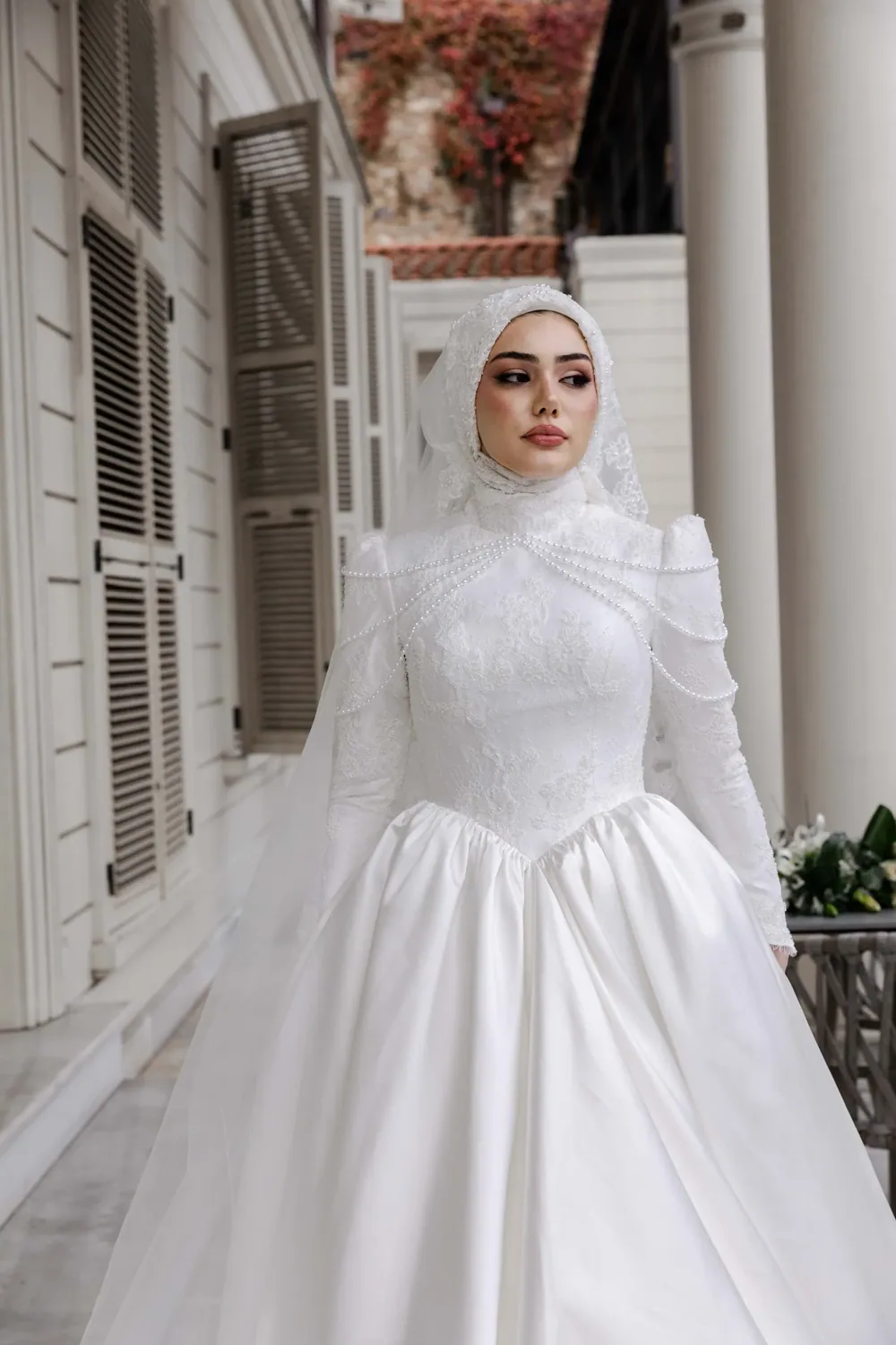 فستان زفاف محتشم بطيات عند الكتفين