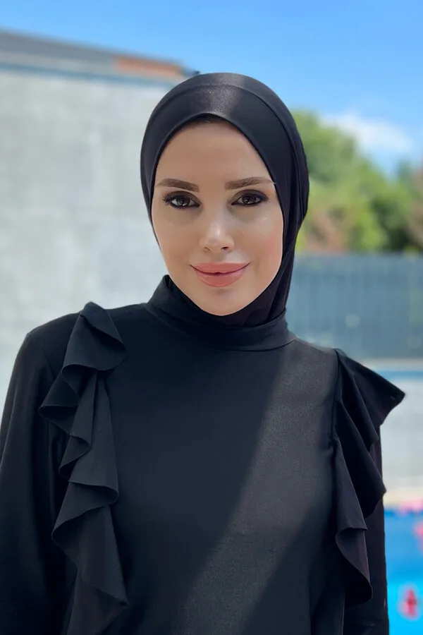 غطاء سباحة أسود بإيشارب يلتف حول الرأس