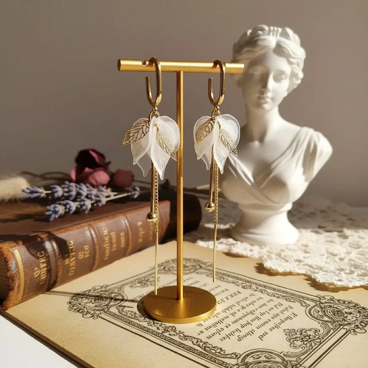 أقراط متدلية بزهور بيضاء وأوراق