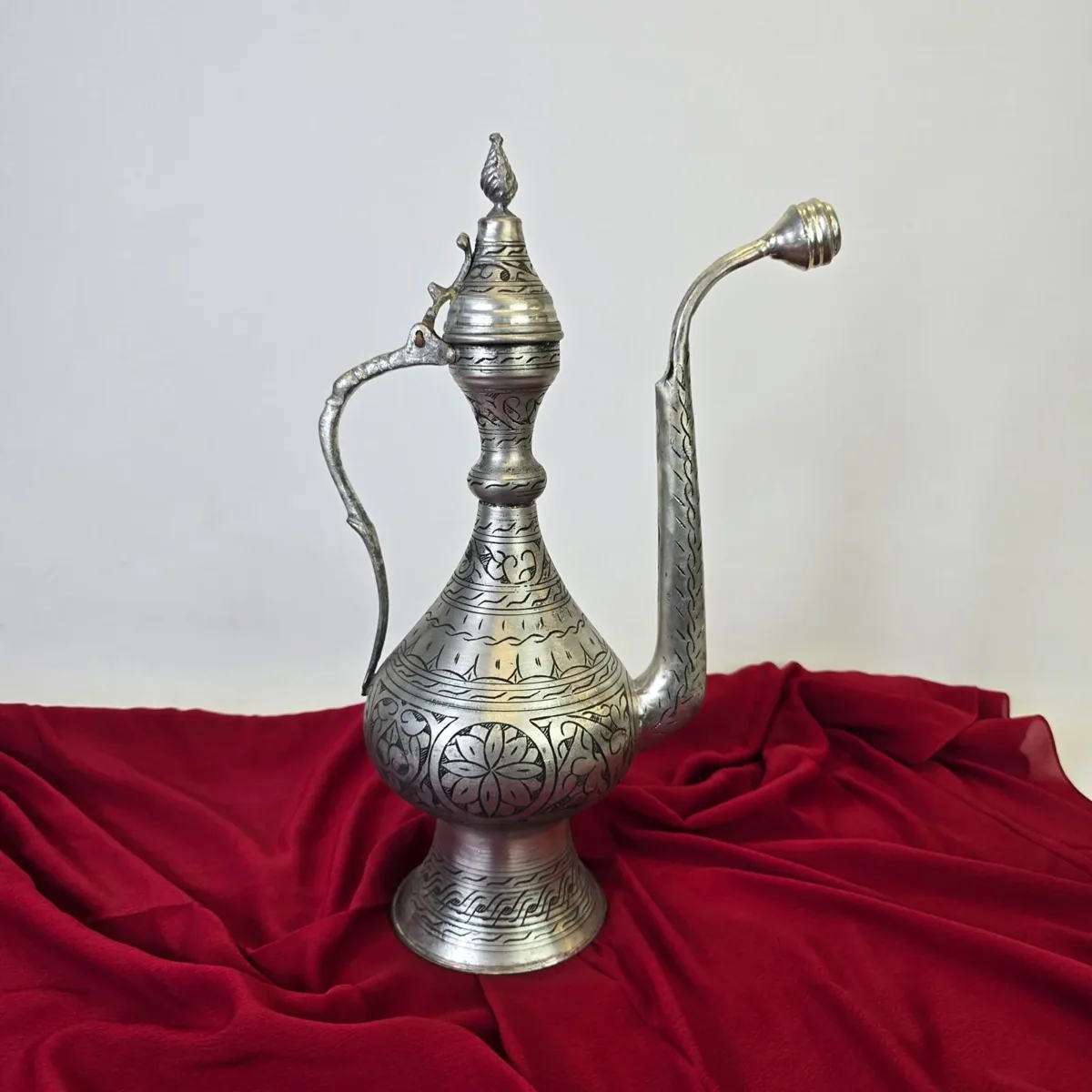 إبريق نحاس أبيض منقوش بالقلم يدوياً