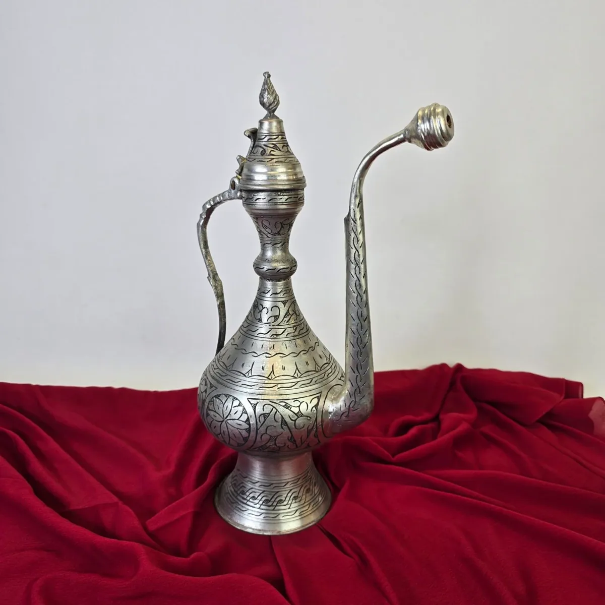 إبريق نحاس أبيض منقوش بالقلم يدوياً - صورة 2