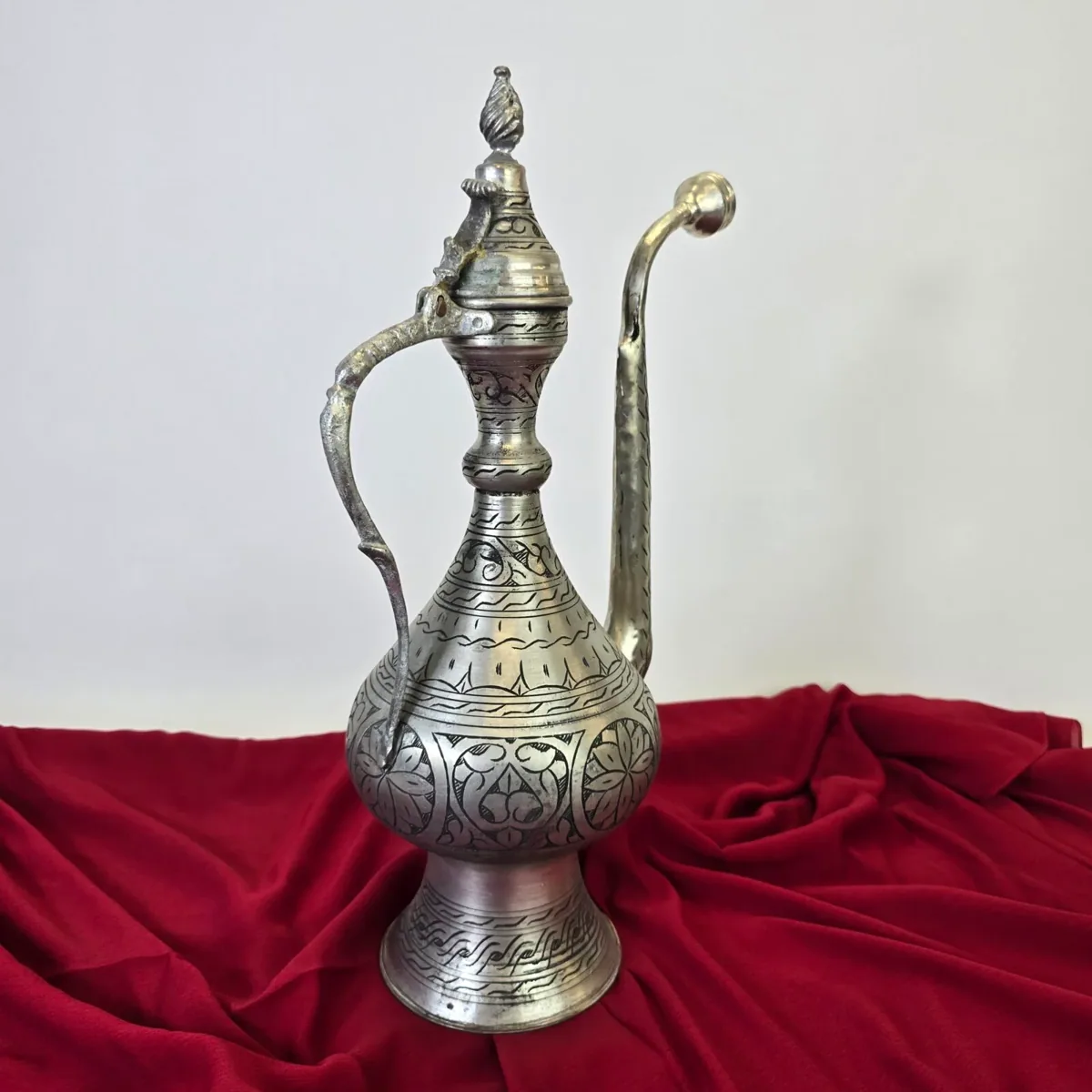 إبريق نحاس أبيض منقوش بالقلم يدوياً - صورة 4