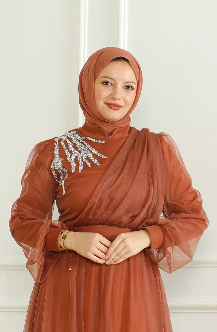 فستان سهرة تول قرميدي بأكمام مزمومة وترتر - صورة 3