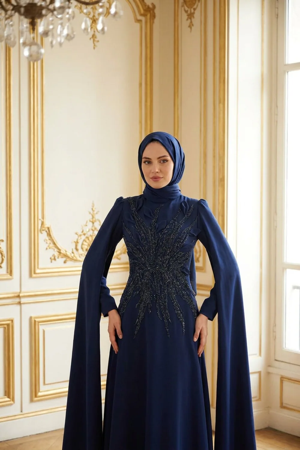 فستان سهرة محتشم كحلي بأكمام كاب وتطريز أحجار - صورة 2