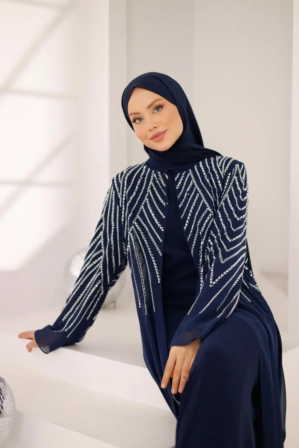 عباية سهرة كحلية بخطوط أحجار لامعة على الأكمام والصدر