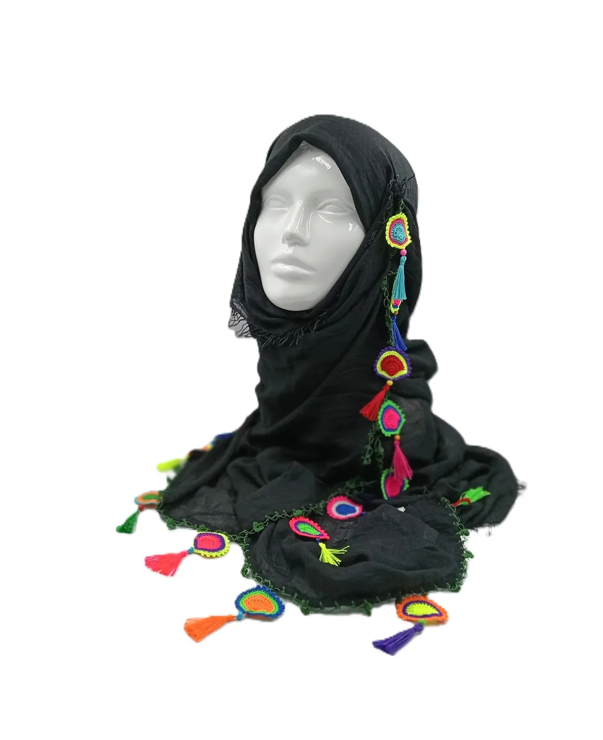 وشاح قطني أسود بدلايات كروشيه نيون
