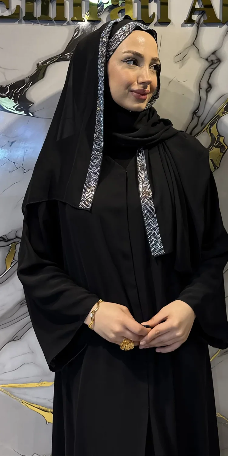 شال شيفون أسود بأحجار لامعة على الأطراف