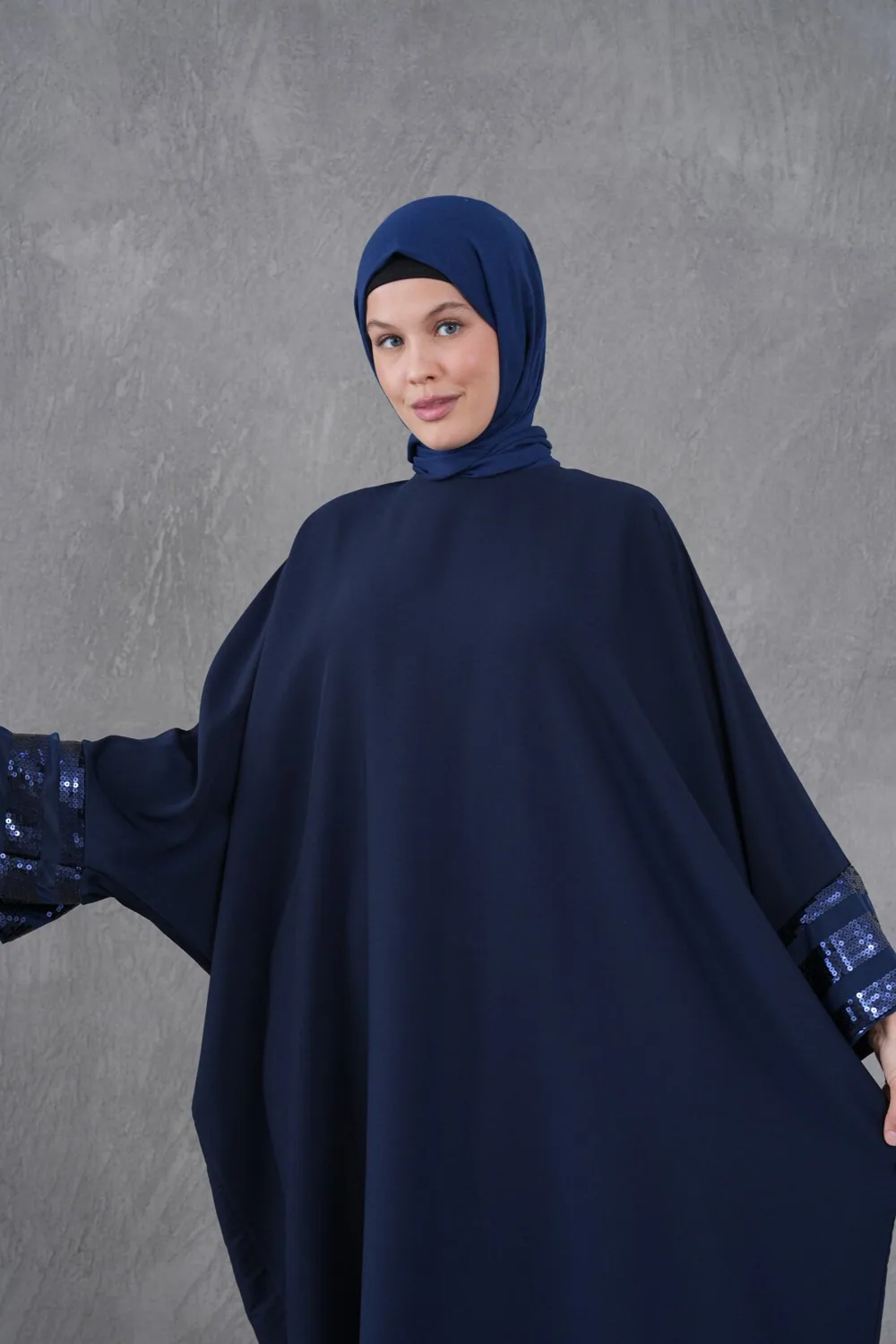 فرجية كحلية بشرائط لامعة وأكمام مطرزة