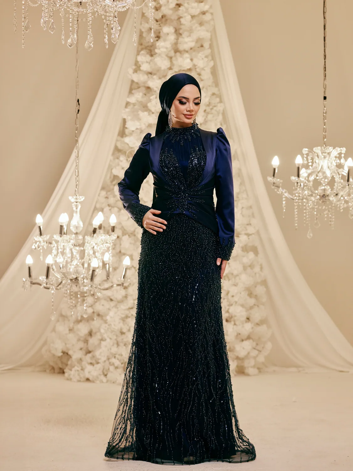 فستان سهرة للمحجبات بلؤلؤ وساتان - صورة 2