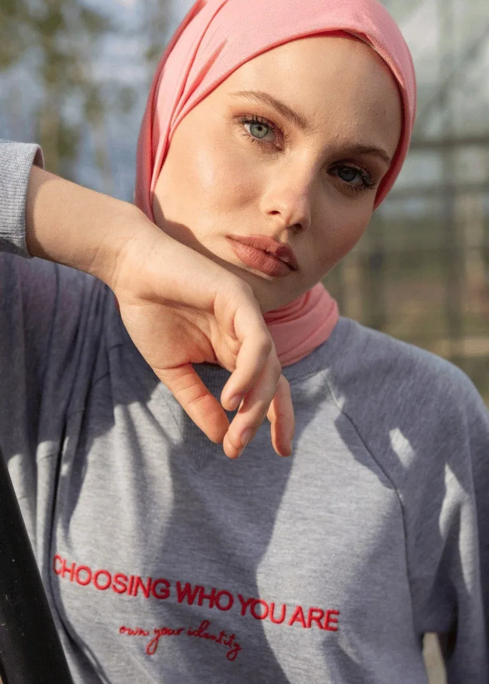 سويت شيرت طويل محتشم بعبارة مطبوعة