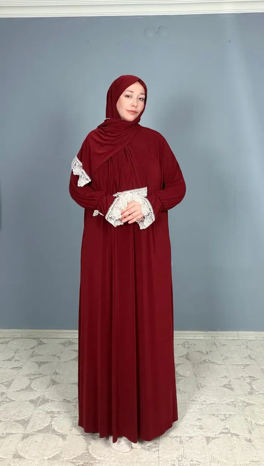 ثوب صلاة عنابي بخمار مدمج ودانتيل وردي