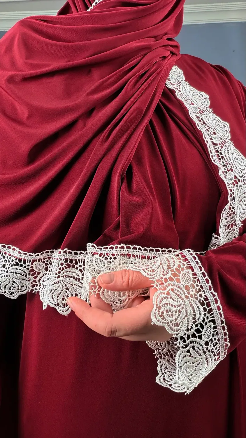 ثوب صلاة عنابي بخمار مدمج ودانتيل وردي - صورة 2