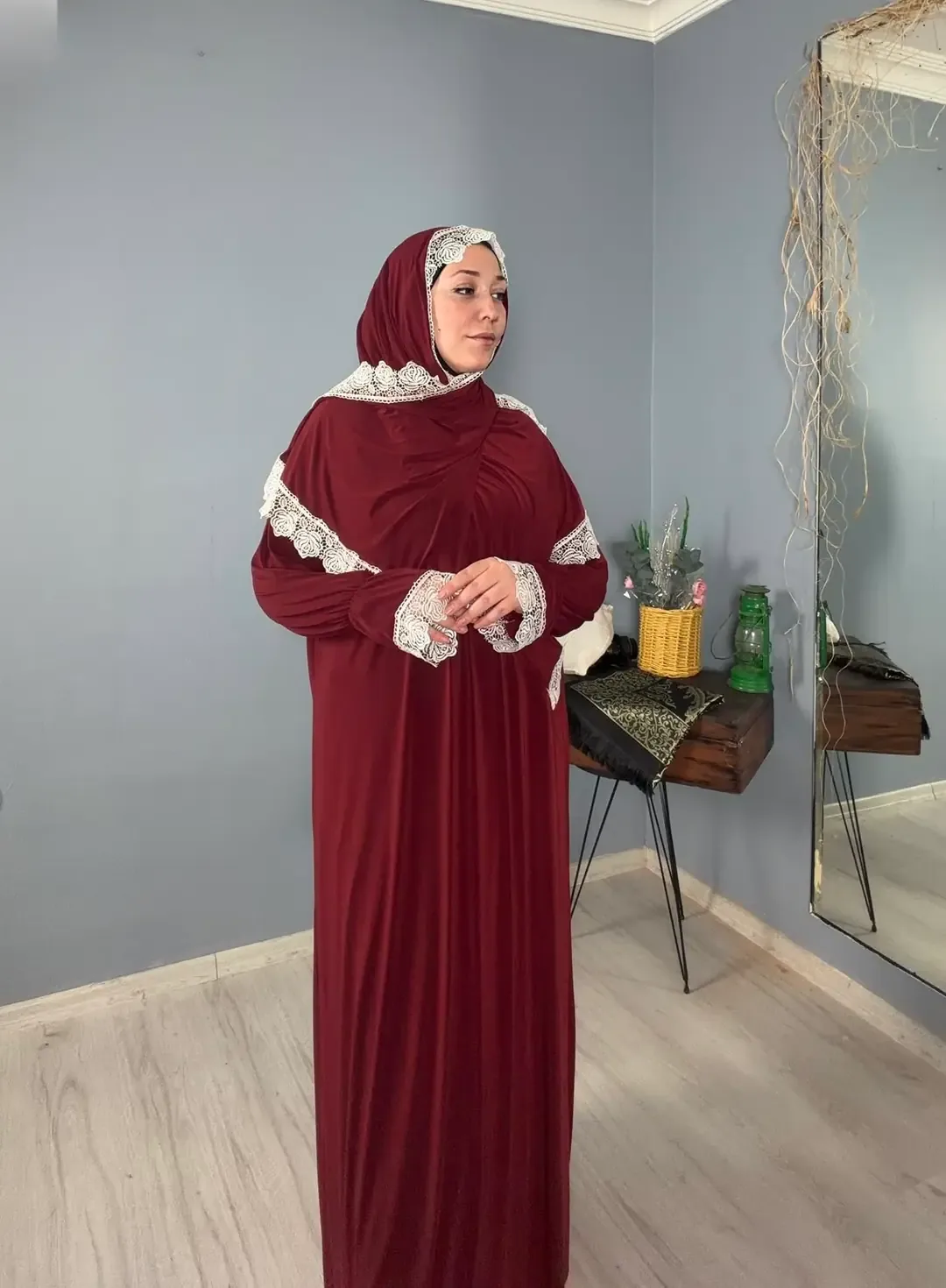 ثوب صلاة عنابي بخمار مدمج ودانتيل وردي - صورة 3
