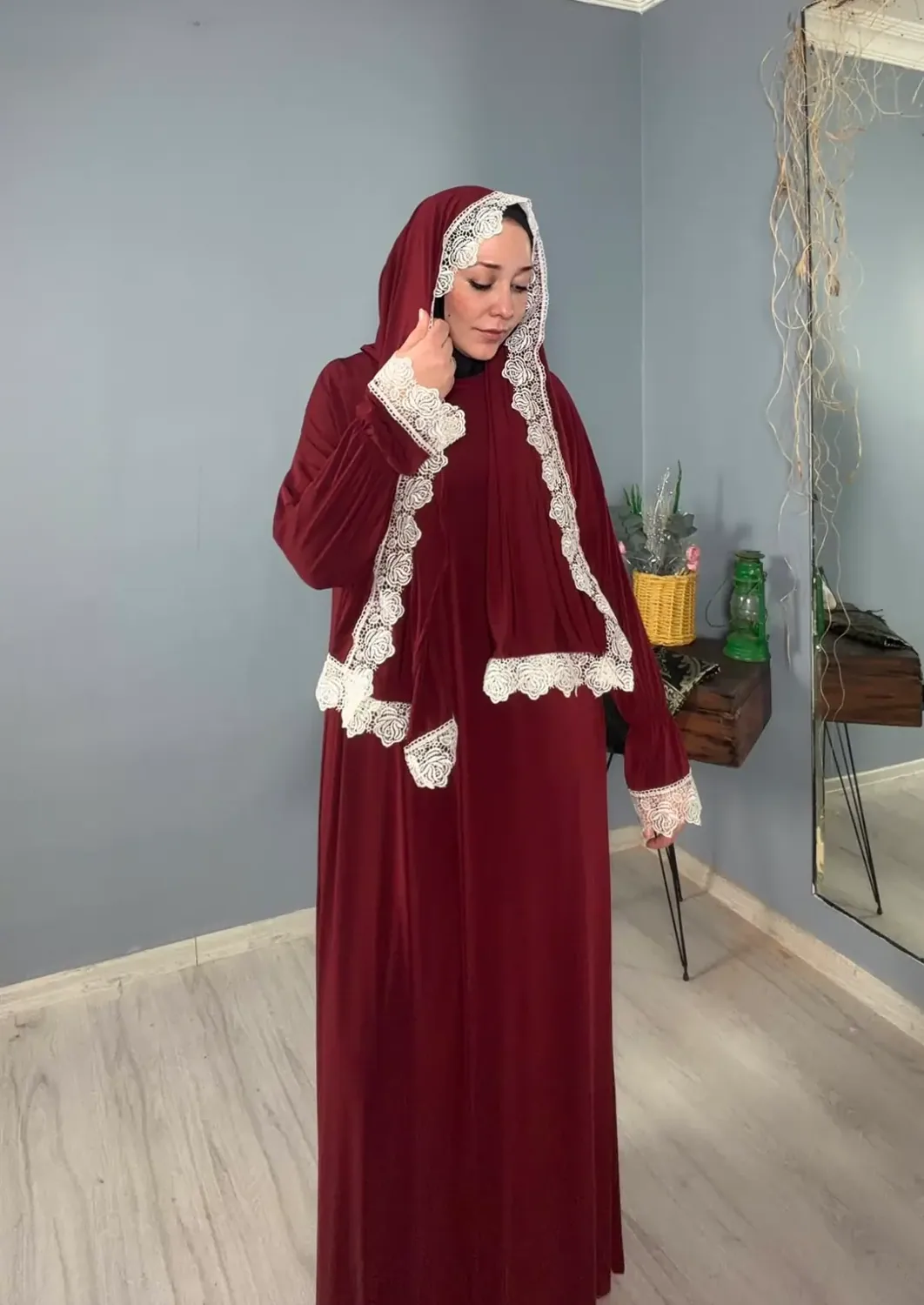 ثوب صلاة عنابي بخمار مدمج ودانتيل وردي - صورة 4