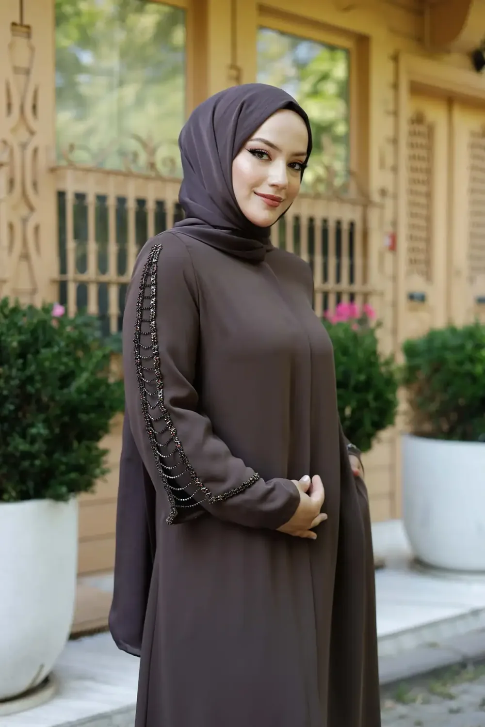 عباءة كريب سوداء بسلاسل أحجار كريستال على الأكمام - صورة 2