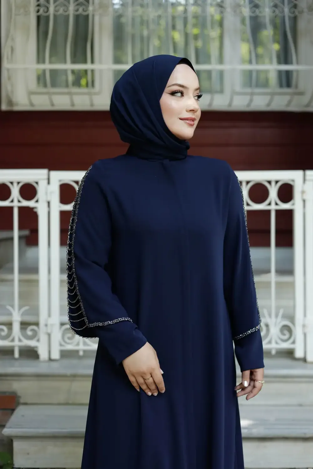 عباءة كريب سوداء بسلاسل أحجار كريستال على الأكمام - صورة 3