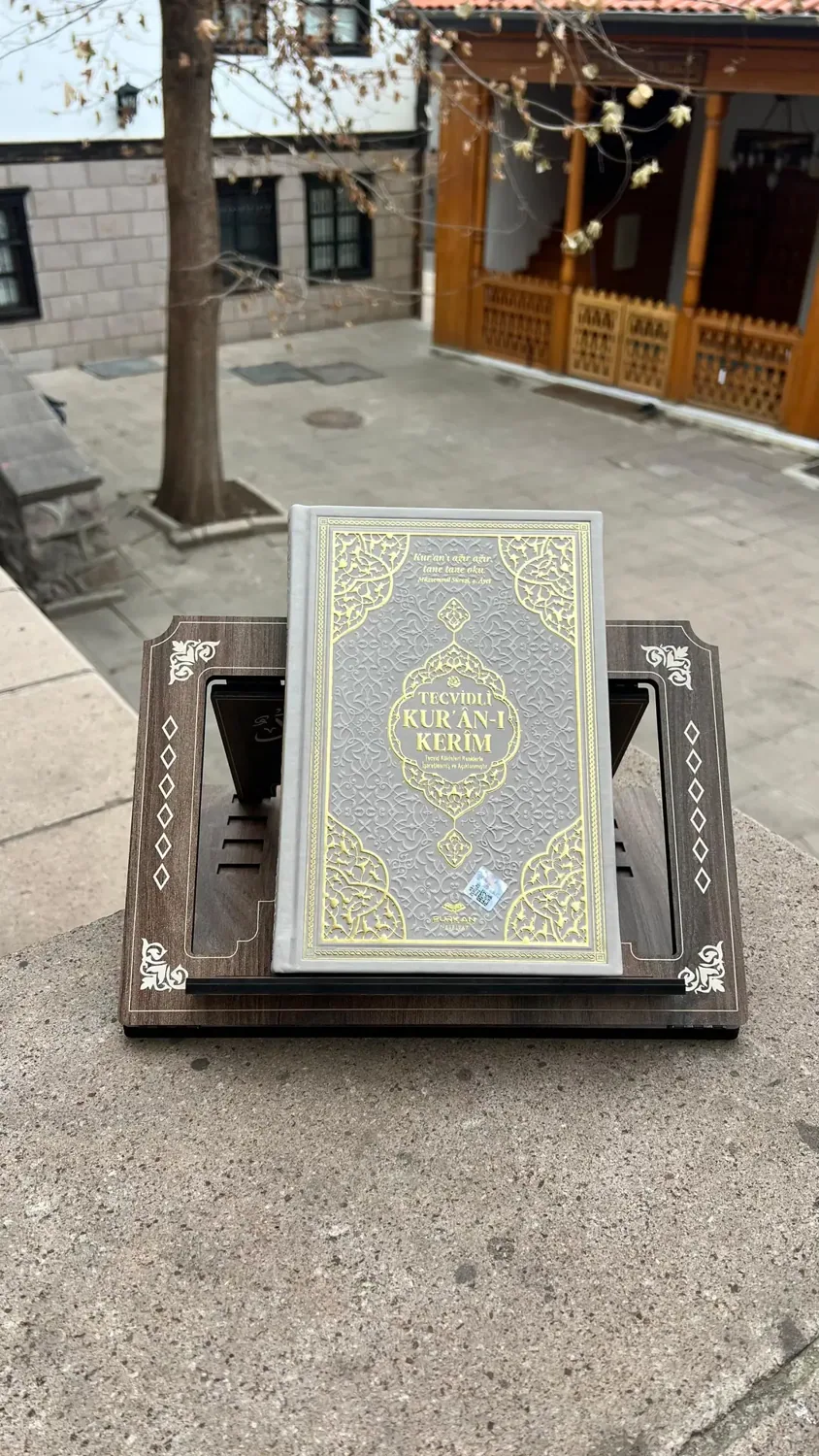 حامل مصحف مكتبي من الخشب الطبيعي ٣٤×٢٤ سم - صورة 3