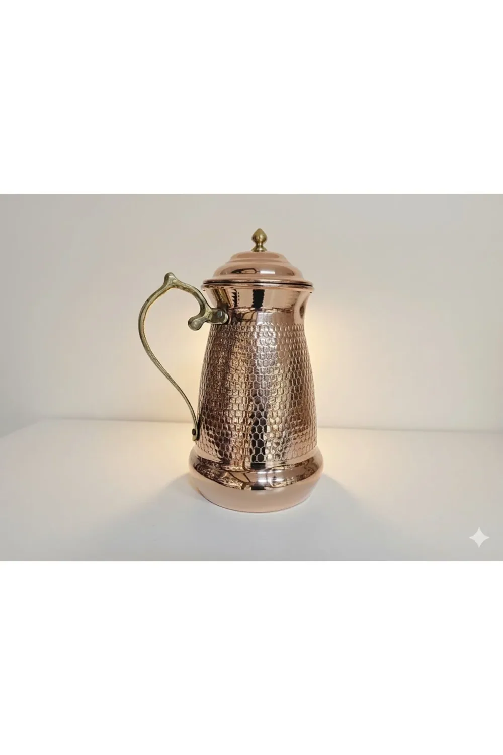 إبريق ماء نحاسي بنقوش منقطة بالمخرز