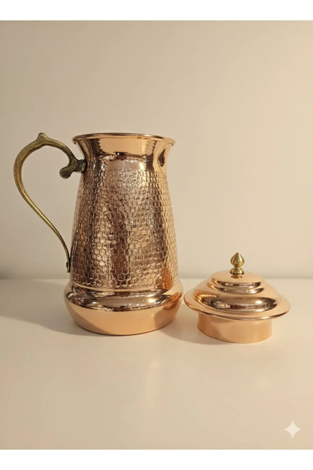 إبريق ماء نحاسي بنقوش منقطة بالمخرز - صورة 2